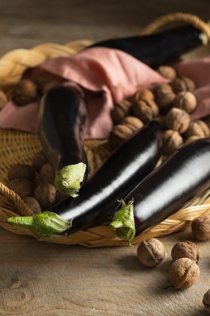 Rohe Auberginen zum Kochen bereit