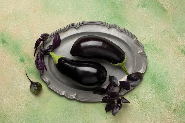 Kostenloses Foto rohe auberginen zum kochen bereit