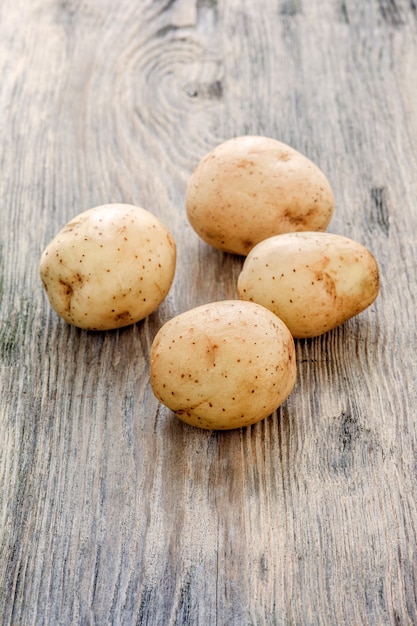 rohe Babykartoffeln auf Holztisch