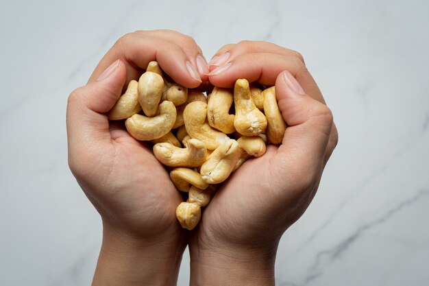 Rohe Cashewnüsse auf Marmorhintergrund