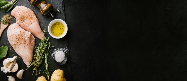 Rohe Hühnerbrust auf dunklem Hintergrund