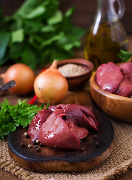 Rohe Hühnerleber zum Kochen mit Zwiebeln und Paprika