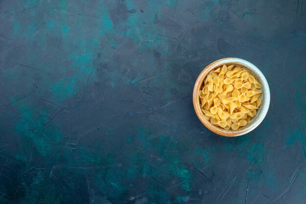 Rohe italienische Nudeln der Draufsicht auf Blau