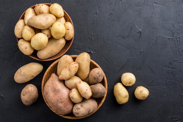 Rohe Kartoffeln auf Schüssel