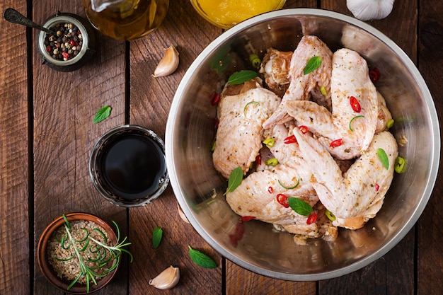 Rohe marinierte Hühnerflügel bereiteten sich in der asiatischen Art mit Honig, Knoblauch, Sojasoße und Kräutern vor Beschneidungspfad eingeschlossen