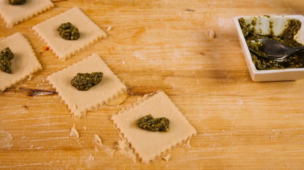 Rohe Pasta und Füllung