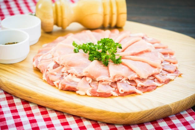 Rohe schweinefleischscheibe