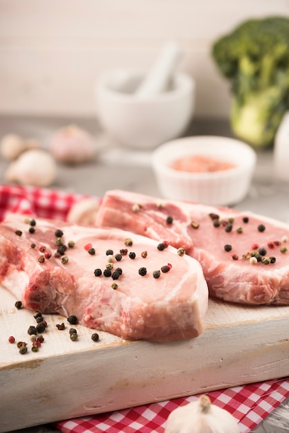 Rohe Steaks der Nahaufnahme mit Gemüse