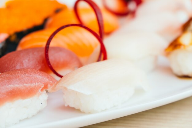 Rohe und frische Nigiri-Sushi