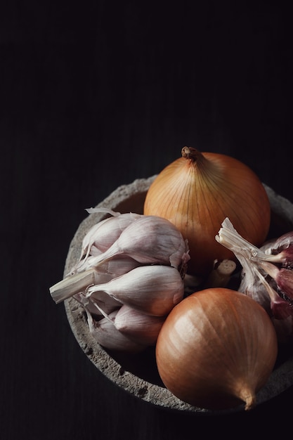 Kostenloses Foto rohe und schneidende zwiebeln und knoblauch