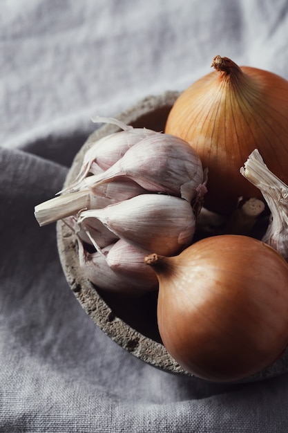 Rohe und schneidende Zwiebeln und Knoblauch