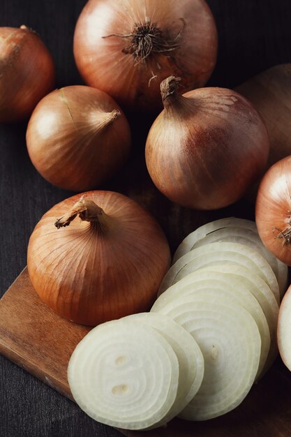 Rohe und schneidende Zwiebeln