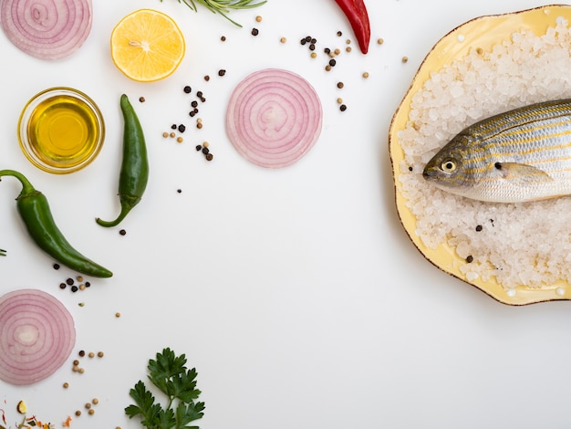 Kostenloses Foto roher fisch der draufsicht mit gewürz