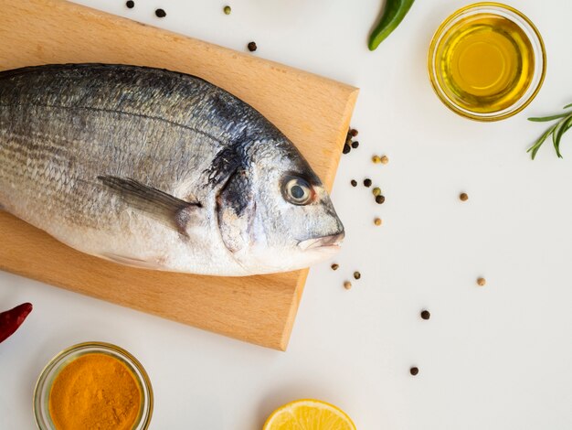 Roher Fisch des hohen Winkels auf einem hölzernen Brett