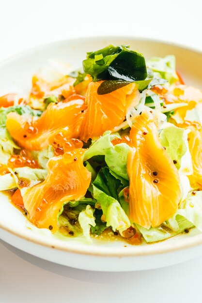 Roher frischer Lachsfleisch Sashimi mit Gemüsesalat