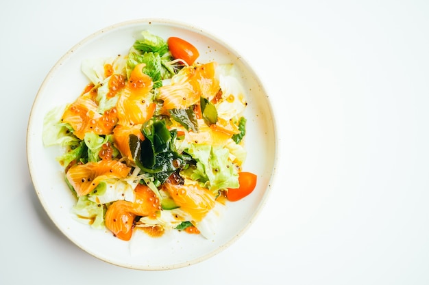 Roher frischer Lachsfleisch Sashimi mit Gemüsesalat