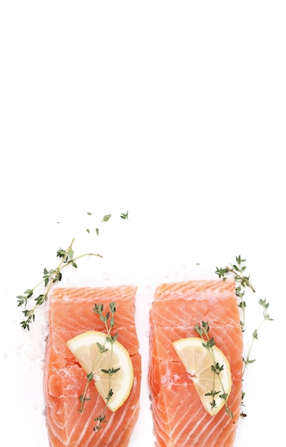 Roher lachs mit gewürzen