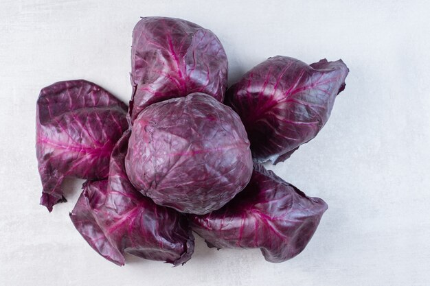 Roher Purpurkohl auf Steinoberfläche. Hochwertiges Foto