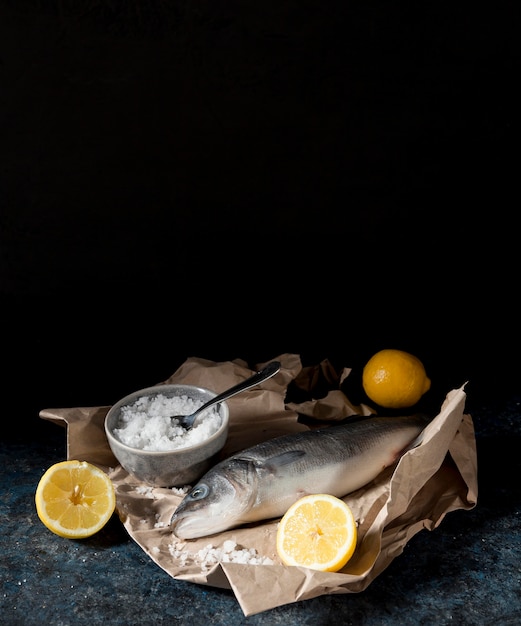 Kostenloses Foto rohes fischsortiment zum kochen