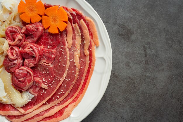 rohes Fleisch in weißer Platte für Hot Pot Shabu Menü