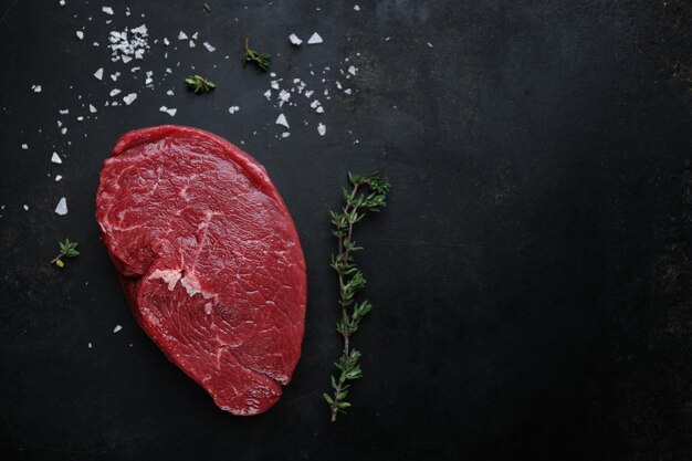 Rohes Fleisch mit Gewürzen und Kräutern auf dem Tisch