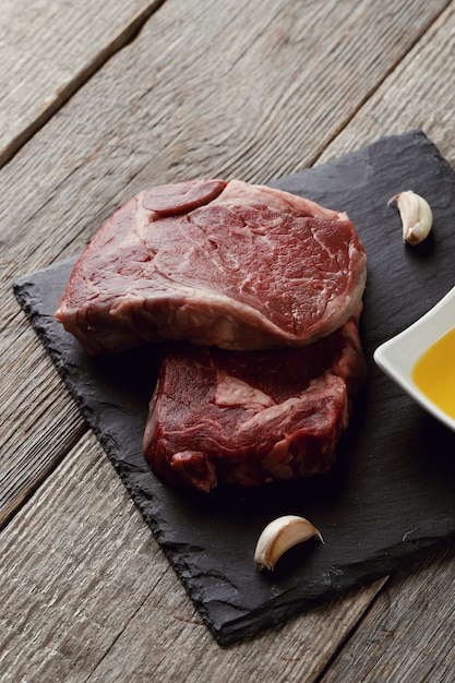 Kostenloses Foto rohes fleisch mit kräutern und gewürzen