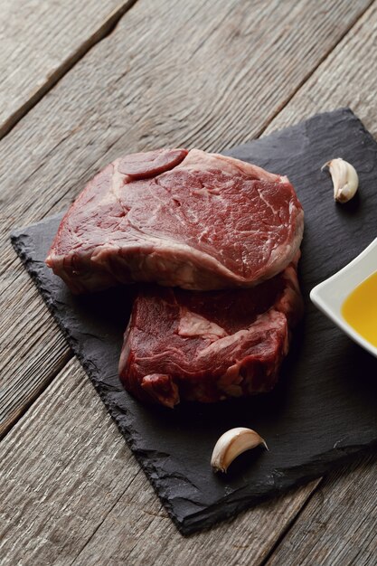 Rohes Fleisch mit Kräutern und Gewürzen