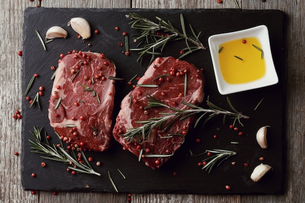 Kostenloses Foto rohes fleisch mit kräutern und gewürzen