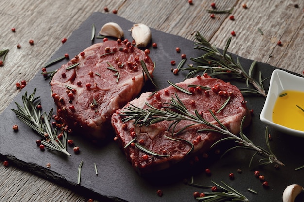 Kostenloses Foto rohes fleisch mit kräutern und gewürzen