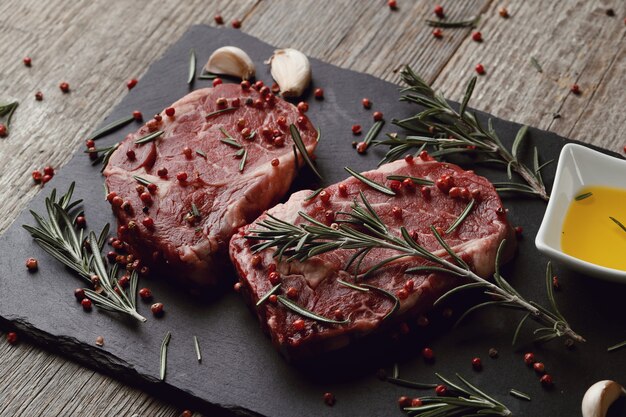 Rohes Fleisch mit Kräutern und Gewürzen