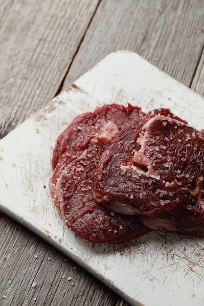 Kostenloses Foto rohes fleisch mit kräutern und gewürzen