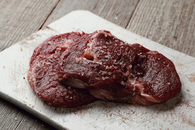 Rohes Fleisch mit Kräutern und Gewürzen