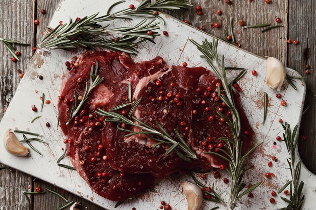 Rohes Fleisch mit Kräutern und Gewürzen