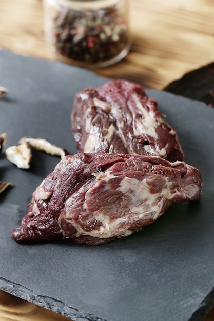 Rohes Fleisch mit Zutaten zum Kochen von Mahlzeiten