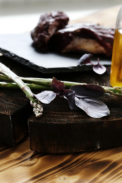 Rohes Fleisch mit Zutaten zum Kochen von Mahlzeiten