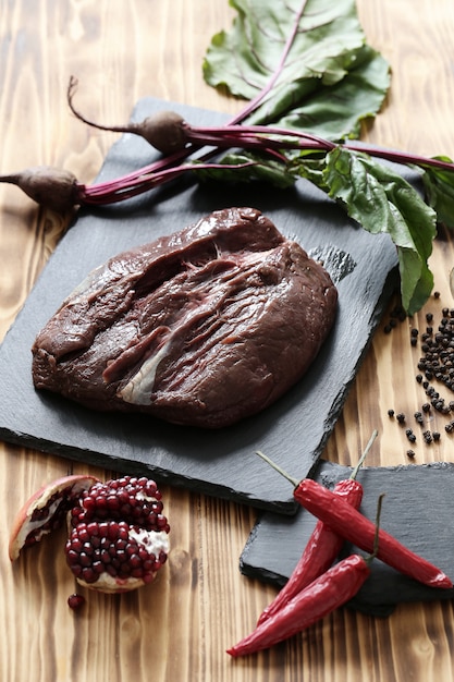 Rohes Fleisch mit Zutaten zum Kochen von Mahlzeiten