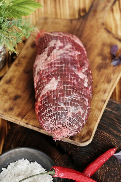 Rohes Fleisch mit Zutaten zum Kochen von Mahlzeiten