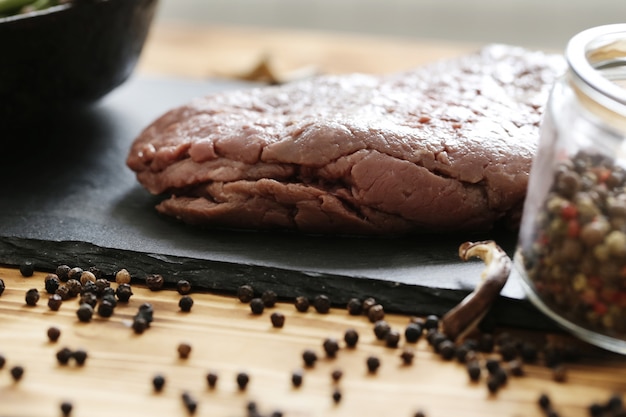 Kostenloses Foto rohes fleisch mit zutaten zum kochen von mahlzeiten