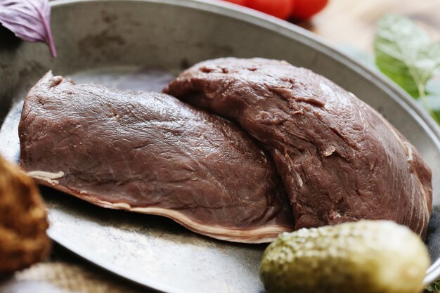 Rohes Fleisch mit Zutaten zum Kochen von Mahlzeiten