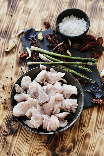 Kostenloses Foto rohes fleisch mit zutaten zum kochen von mahlzeiten