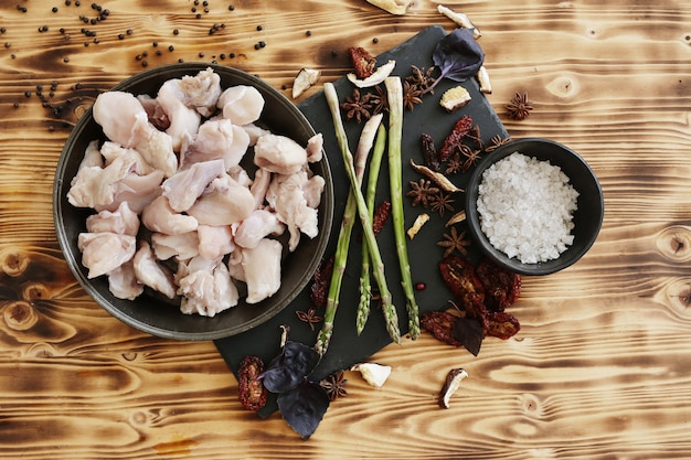 Rohes Fleisch mit Zutaten zum Kochen von Mahlzeiten