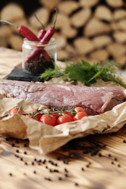 Rohes Fleisch mit Zutaten zum Kochen von Mahlzeiten