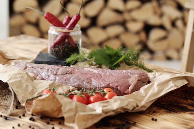 Rohes Fleisch mit Zutaten zum Kochen von Mahlzeiten