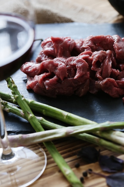 Rohes Fleisch mit Zutaten zum Kochen von Mahlzeiten