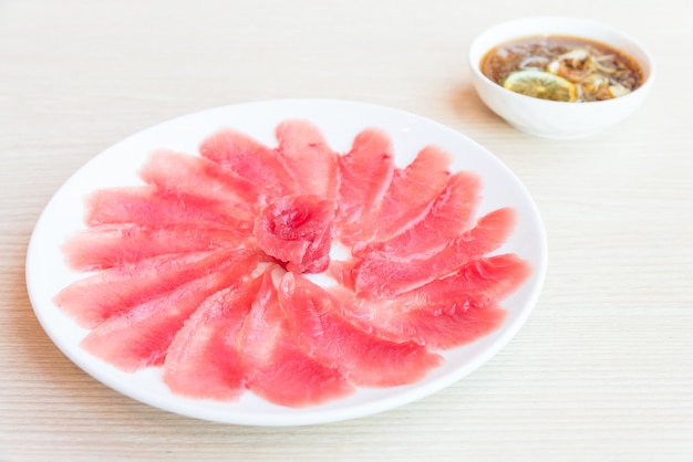 Kostenloses Foto rohes frisches thunfisch-sashimi