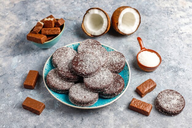 Rohes hausgemachtes veganes Schokoladen-Kokosnuss-Dessert. Gesundes veganes Lebensmittelkonzept.