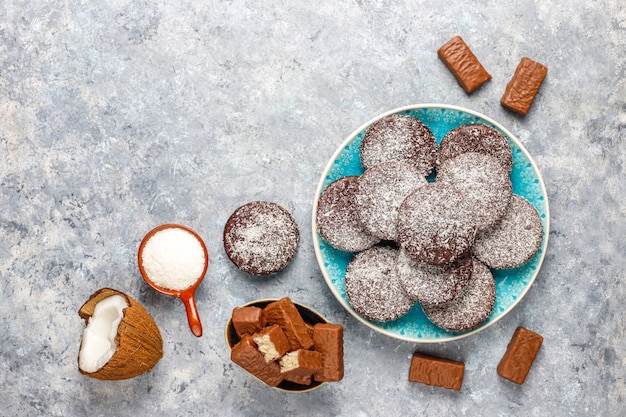 Rohes hausgemachtes veganes Schokoladen-Kokosnuss-Dessert. Gesundes veganes Lebensmittelkonzept.