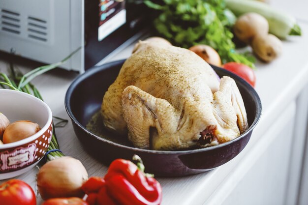 Rohes Huhn in der Küche bereit zum Kochen.