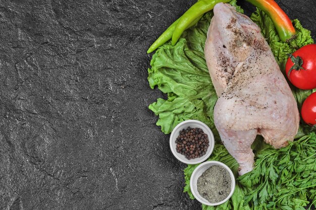 Rohes Huhn mit frischem Gemüse und Gewürzen.