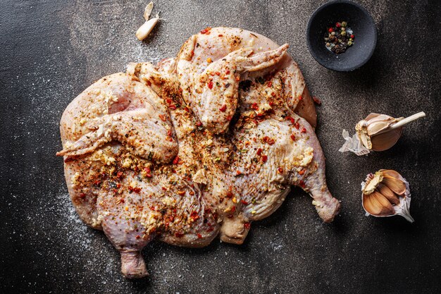 Rohes Huhn Tabaka auf dem Tisch